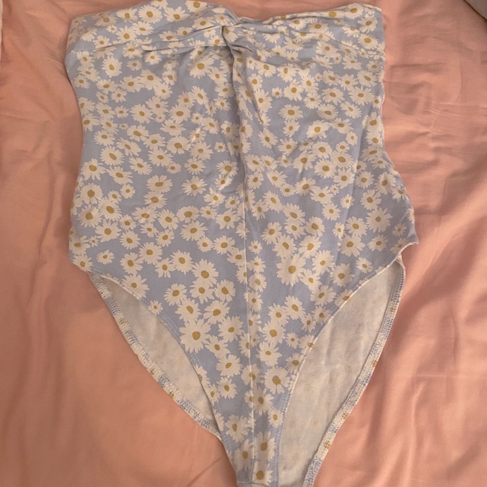 Forever 21 daisy bodysuit